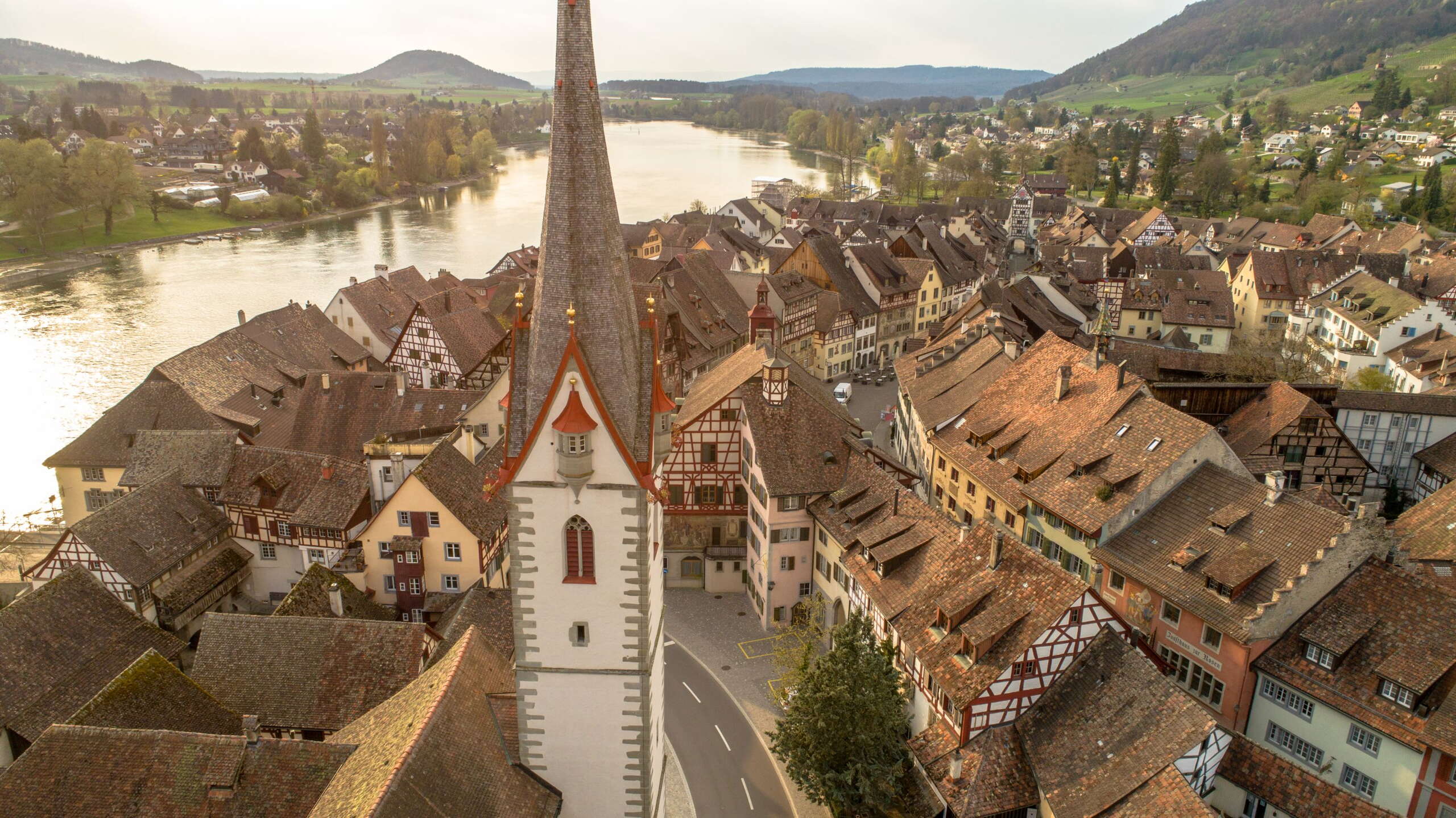 Altstadt Stein am Rhein von oben mit dem Kirchenturm im Vordergrund